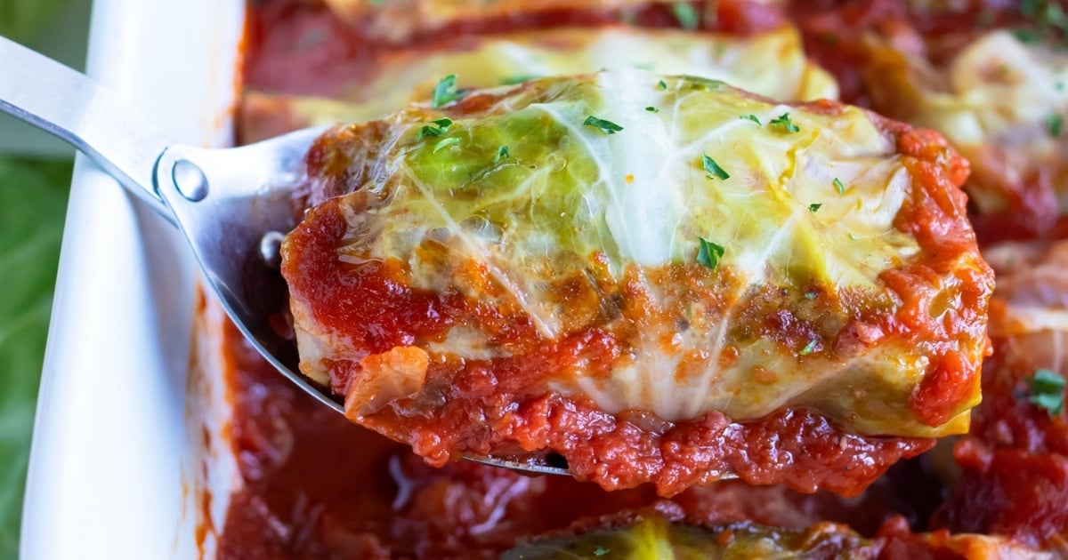Mastering Stuffed Cabbage Rolls: Beef, Rice & Secret Sauce